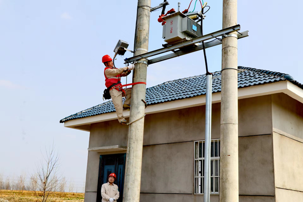 图为电力部门为三铺村增设电力设备，保障当地2000亩粮田和果园的灌溉需求。东海县委宣传部供图