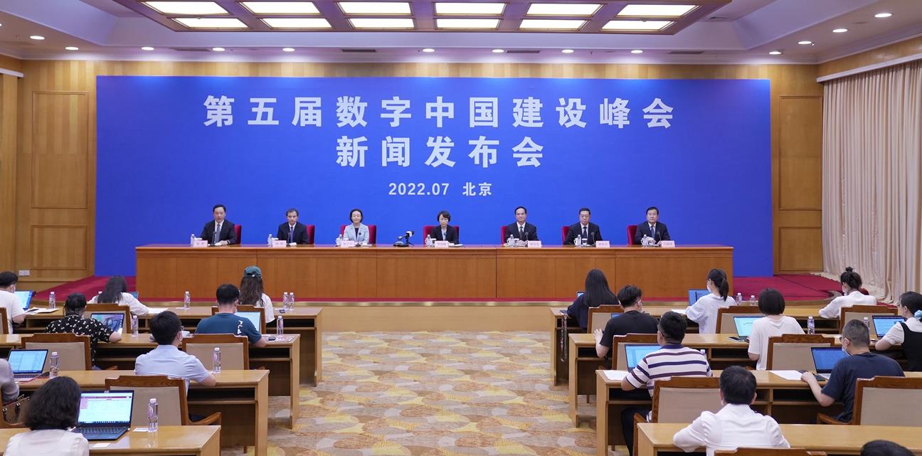 7月5日,第五届数字中国建设峰会新闻发布会在京举行,国家互联网信息办公室副主任曹淑敏,中共福建省委常委、福州市委书记林宝金,中共福建省委常委、常务副省长郭宁宁,科学技术部高新技术司司长陈家昌,国家发展改革委创新和高技术发展司副司长、一级巡视员孙伟,工业和信息化部信息技术发展司副司长王建伟出席发布会。