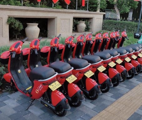 胡北寒介绍,人民出行将严格遵守政府相关要求,按区域定量投放,积极协同政府共管、共治,切实履行服务市民的责任。人民出行的线上运营团队为市民提供24小时客服服务,线下运维团队配备专用调度车辆并做好防疫消杀作业。在停放标准上,按照“集中停放、摆放有序、朝向一致”的原则,有效解决车辆乱停乱放等问题,助力文明城市建设。