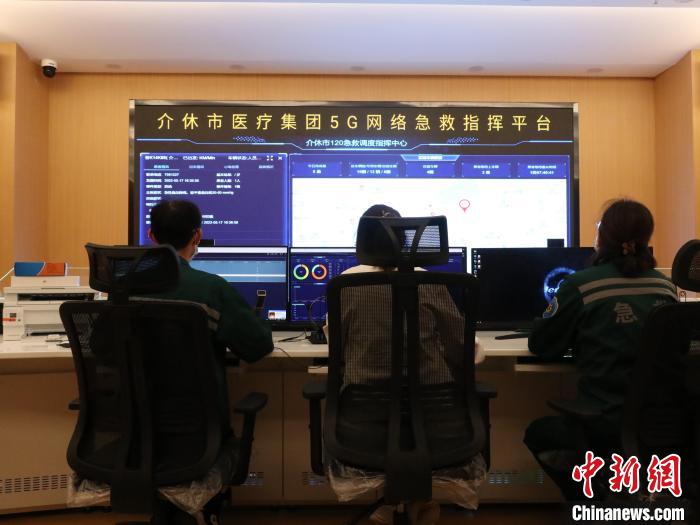 介休市医疗集团人民医院急救中心建立5G+急救指挥平台，常规开通4部24小时专班值守的120救护车。　范丽芳 摄