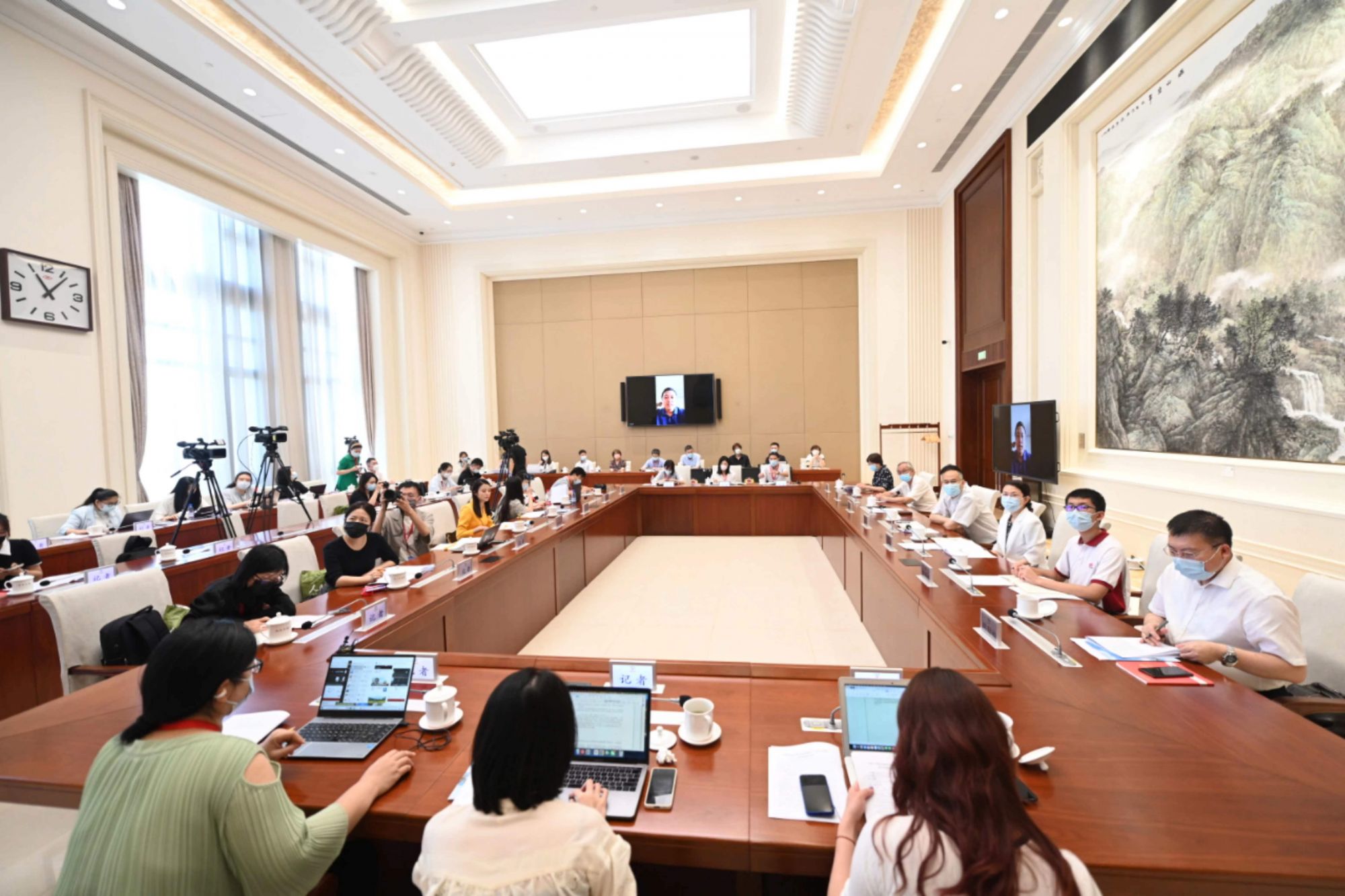 北京市政协常委、共青团北京市委员会副书记王洪涛与现场视频连线。主办方供图