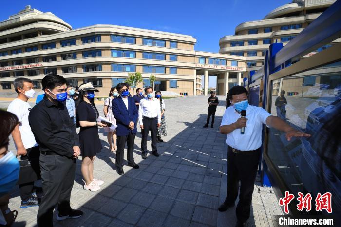 7月25日，两岸青年代表在内蒙古师范大学附属第二学校参访并听取讲解。 李雪峰摄 李雪峰 摄