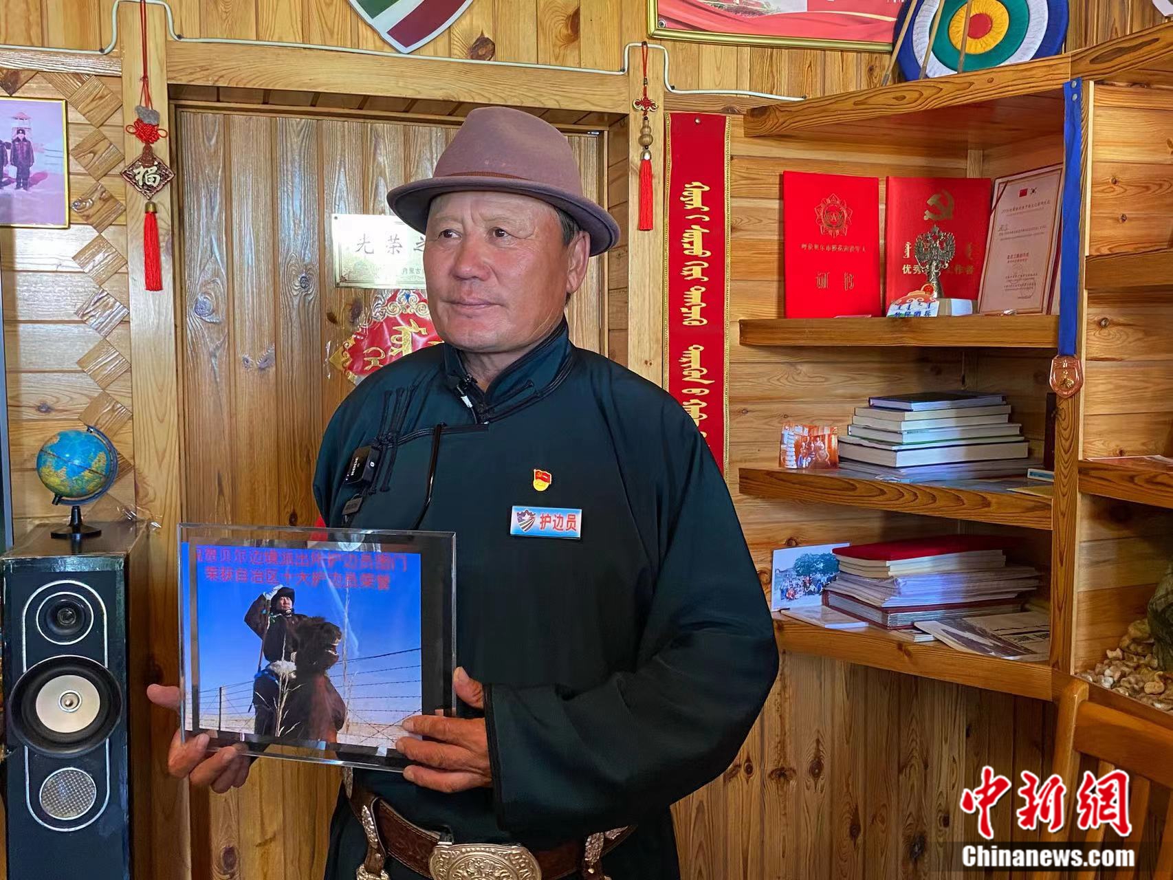 　　图门向记者展示&ldquo;十大优秀护边员&rdquo;奖章。苏亦瑜 摄