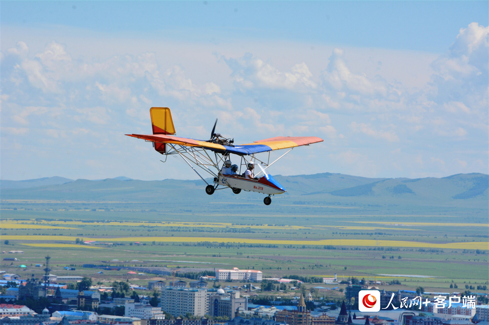在内蒙古呼伦贝尔额尔古纳市，游客乘坐滑翔机&ldquo;飞阅&rdquo;额尔古纳湿地。人民网孟丽媛摄