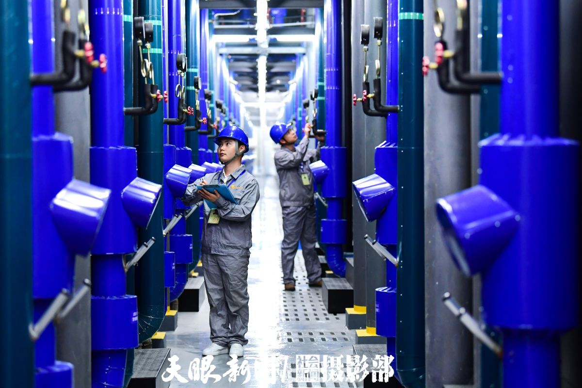 1659078270541757.jpg 4 中国联通贵安云数据中心技术人员在机房室内巡检微模块进出水管阀门压力表。该中心是中国联通在南方建设的最大云数据中心。 李枫 陈慧 摄DSC_8410(1).jpg