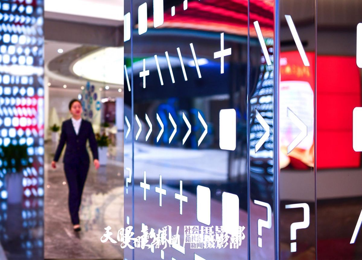 1659078310608606.jpg 6 国家大数据(贵州)综合试验区展示中心是贵州大数据产业发展的“缩影”,从多方面展示大数据的“贵州智慧”和“贵州方案”。 贵州日报天眼新闻记者 陈慧 摄(1).jpg