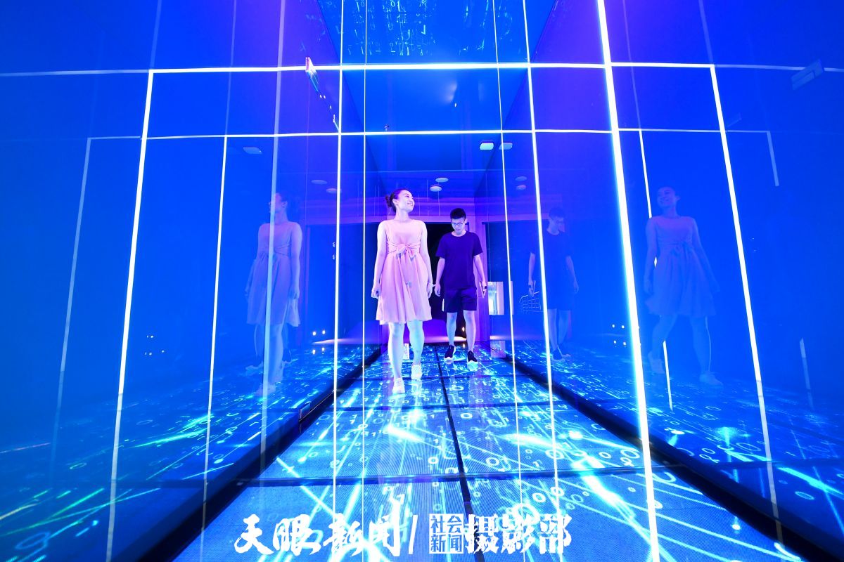 1659078507382929.jpg 12 市民在双龙航空经济港大数据展示中心参观 (2) 贵州日报天眼新闻记者 陈慧 摄(1).jpg