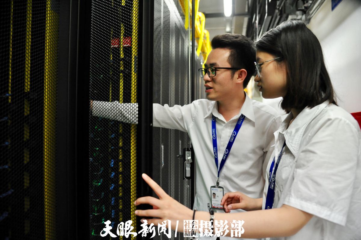 1659078237884802.jpg 3 位于贵安新区的中国电信云计算贵州信息园,是中国电信南方数据基地,规划5万个机架,80万台服务器能力,目前已具备超过10000G的互联网出口能力。图为工作人员在机房巡检。(1).jpg