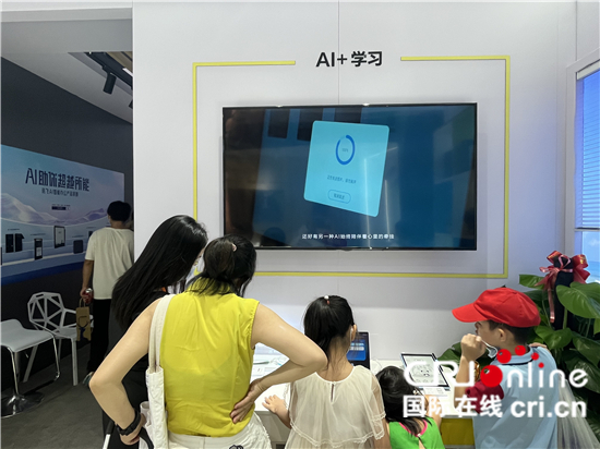 &ldquo;国货精品&rdquo;从消博会走向世界 看国产消费品牌的&ldquo;出海&rdquo;新商机_fororder_7月29日，消费者在科大讯飞展位上了解其产品（张文锋摄）