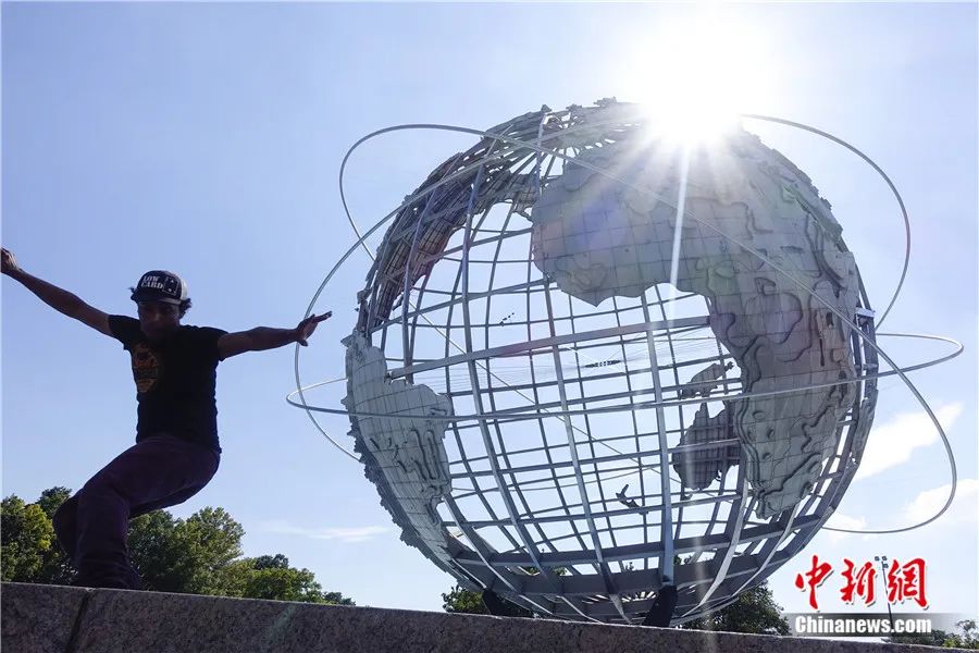 2020年7月，纽约迎来高温天气，一名少年在科罗娜公园内玩滑板。<a target=