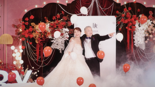 重磅狗粮!“贾宝玉”扮演者欧阳奋强用DR钻戒为相爱40年的妻子补办求婚,现场超甜! 重磅狗粮!“贾宝玉”扮演者欧阳奋强用DR钻戒为相爱40年的妻子补办求婚,现场超甜!