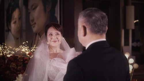 重磅狗粮!“贾宝玉”扮演者欧阳奋强用DR钻戒为相爱40年的妻子补办求婚,现场超甜! 重磅狗粮!“贾宝玉”扮演者欧阳奋强用DR钻戒为相爱40年的妻子补办求婚,现场超甜!