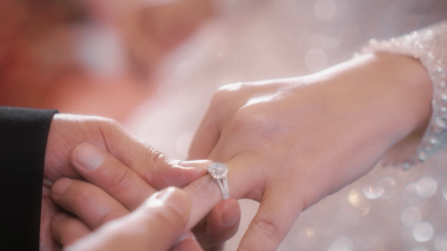 重磅狗粮!“贾宝玉”扮演者欧阳奋强用DR钻戒为相爱40年的妻子补办求婚,现场超甜! 重磅狗粮!“贾宝玉”扮演者欧阳奋强用DR钻戒为相爱40年的妻子补办求婚,现场超甜!