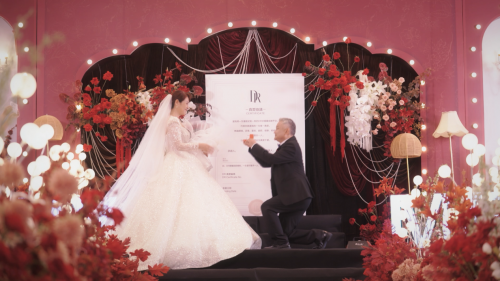 重磅狗粮!“贾宝玉”扮演者欧阳奋强用DR钻戒为相爱40年的妻子补办求婚,现场超甜! 重磅狗粮!“贾宝玉”扮演者欧阳奋强用DR钻戒为相爱40年的妻子补办求婚,现场超甜!