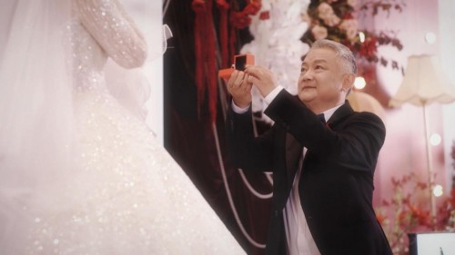 重磅狗粮!“贾宝玉”扮演者欧阳奋强用DR钻戒为相爱40年的妻子补办求婚,现场超甜! 重磅狗粮!“贾宝玉”扮演者欧阳奋强用DR钻戒为相爱40年的妻子补办求婚,现场超甜!