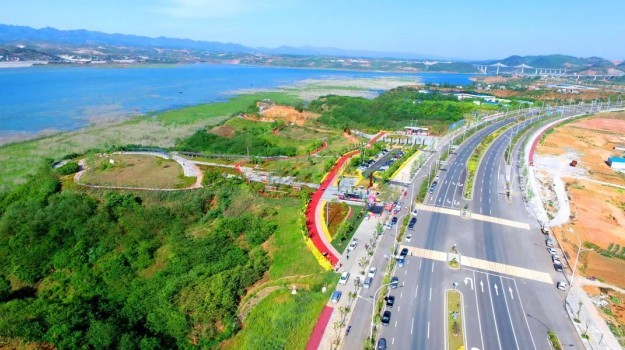 在绿色经济循环发展这一主旋律下,环境保护已经成为了不容忽视的问题。今后,东方园林将借助创新科技力量,不断加大科研投入,把更多环保设施以及新技术方案应用到环保项目建设之中,为实现国家可持续发展目标担负起企业应尽的社会责任。