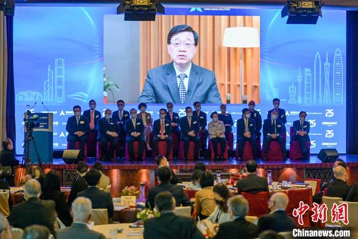 图为香港特区行政长官李家超通过视像致辞。 <a target=