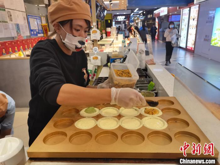 图为薛咏丰正在制作车轮饼。　杨英琦 摄