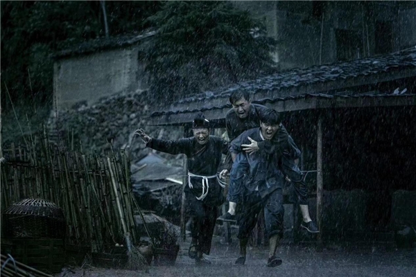 《那山那海》央视一套开播 铁伟光演雷铨水带领村民脱贫致富