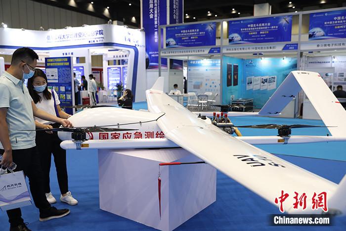 资料图：9月21日，以&ldquo;智能时空，创新引领&rdquo;为主题的2022中国北斗应用大会在中部省份河南举行，图为应用北斗技术的应急测绘无人机吸引参观者。 <a target='_blank' href='/'>中新社</a>记者 阚力 摄