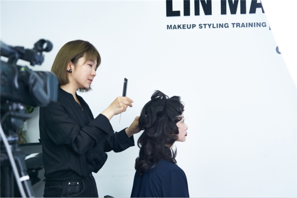 从传统到线上：彩妆巨匠岳晓琳的云端时代