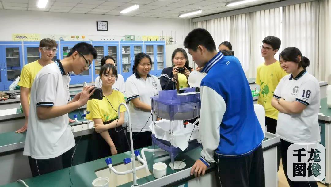 绿荫环保社 中意两国同学共同完成废水处理实验