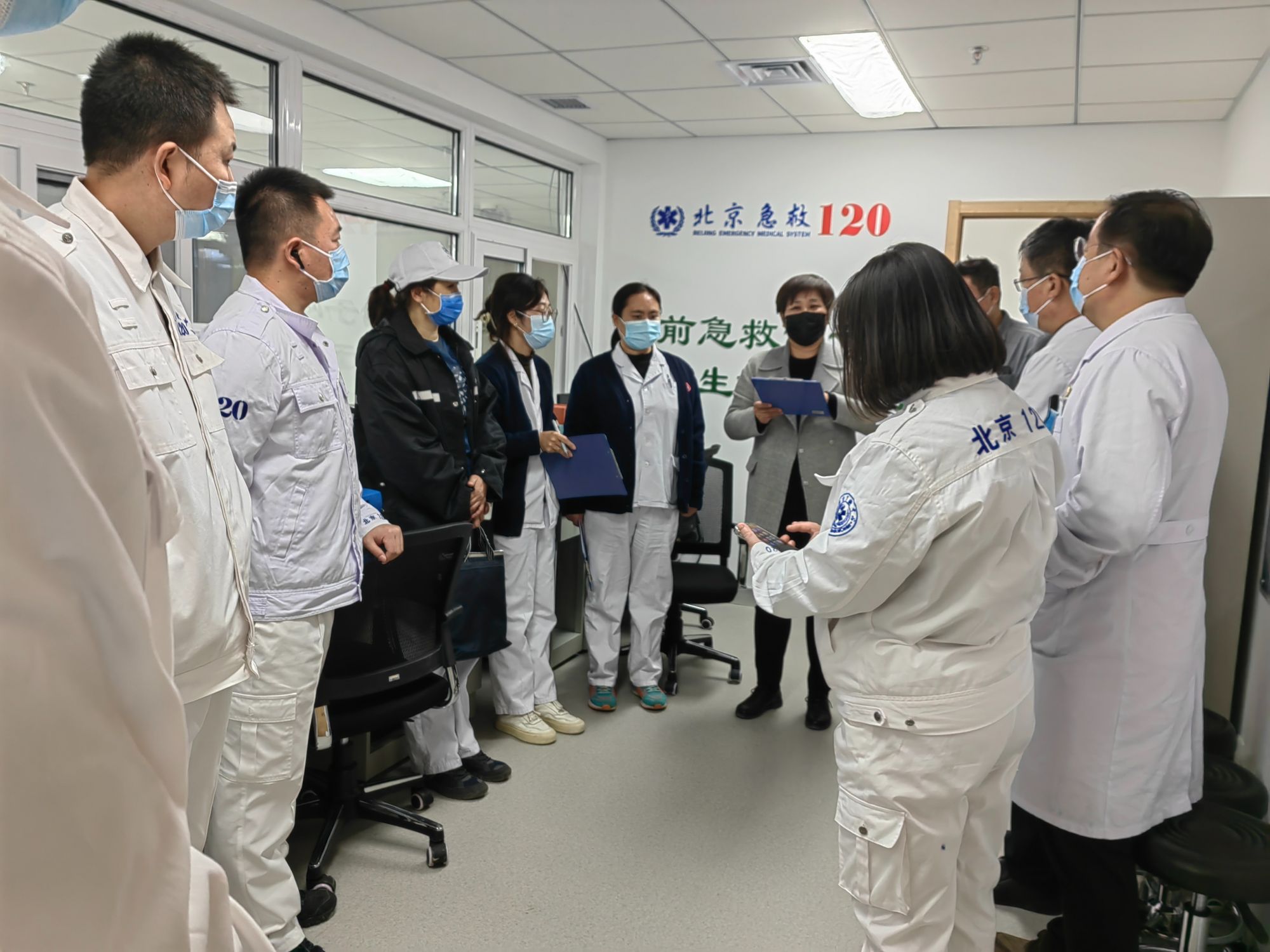海淀区医学救援中心副书记、副主任曹旭锋介绍，根据北京市院前急救工作站建设基本标准，急救工作站建设要求包括：建筑面积不小于80平方米，有独立的出入口，至少设4个救护车组、3个救护车固定停车位，至少有1辆24小时值班救护车等。这些新建急救工作站在点位规划、基础设施建设、急救人员配置和资质、救护车配置、救护车车载药械配置等方面均符合相关要求。