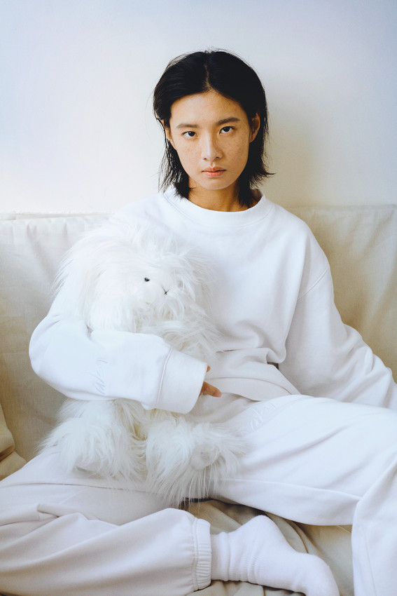 欧阳娜娜发布本性生活方式品牌nabi 推出 nabi 首个「云朵胶囊系列」，推崇精致安静生活方式