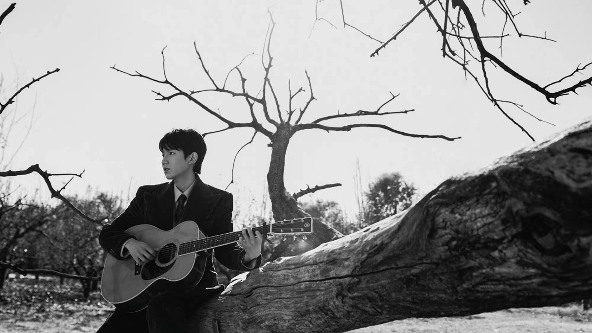 王源专辑新歌《参演角色》MV上线 以旁观者视角围观遗憾暗恋