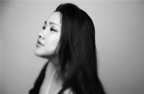 歌手JustLeah丽娅发布新歌《老人与女孩》