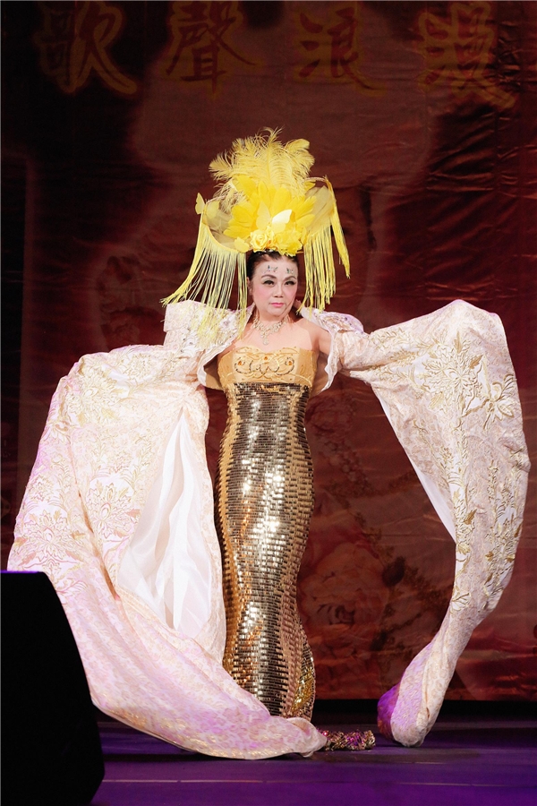 歌唱家纯紫天籁唱响伊馆吴清心作品响彻香江