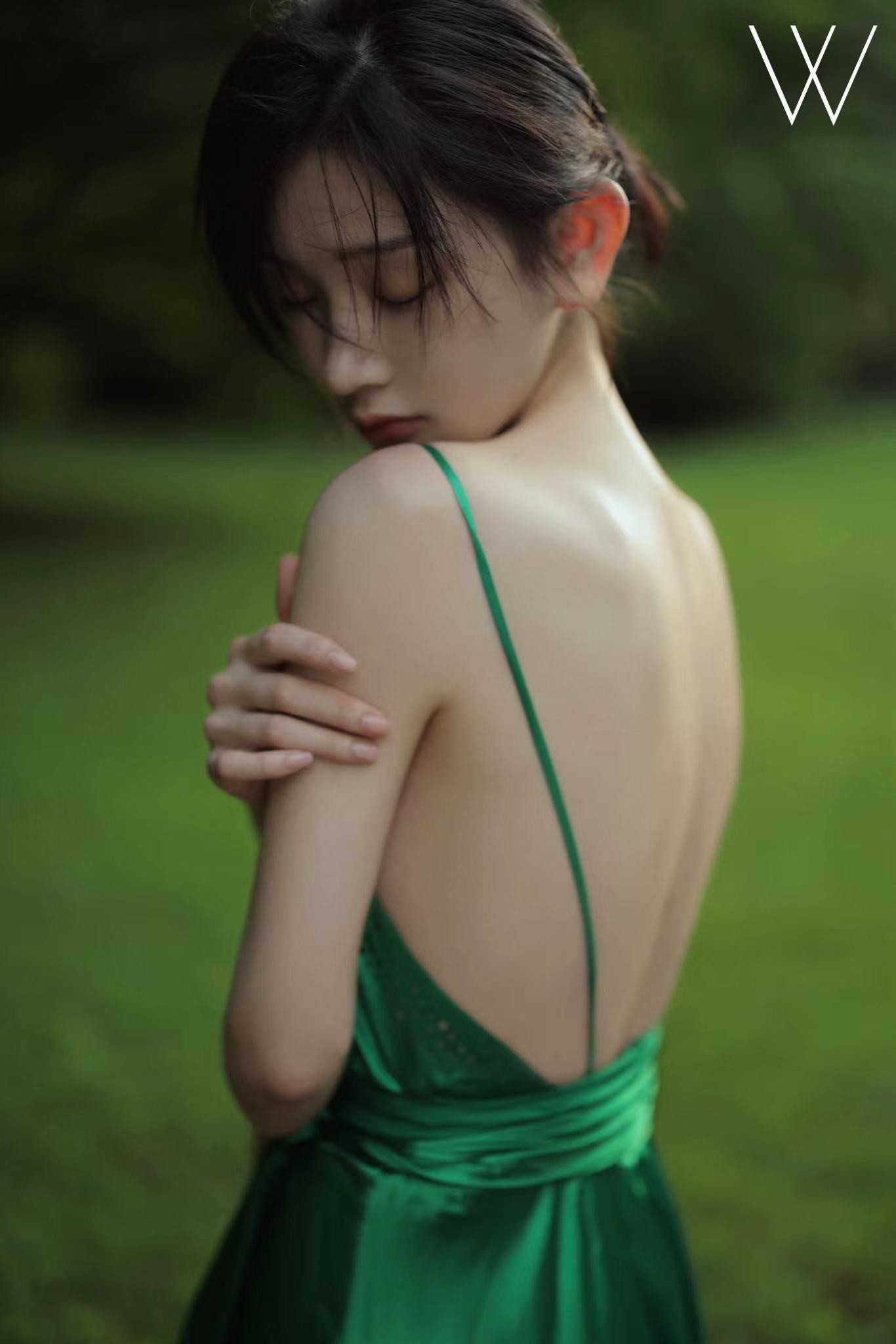 华裔小姐总冠军李隽子首部写真发行，尽显完美身材