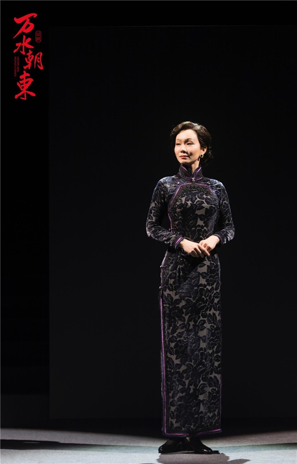 话剧《万水朝东》落下帷幕 演员杜娟旗袍造型演绎宋美龄
