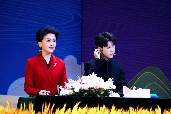 主持人李冲牵手第五届中国农民电影节