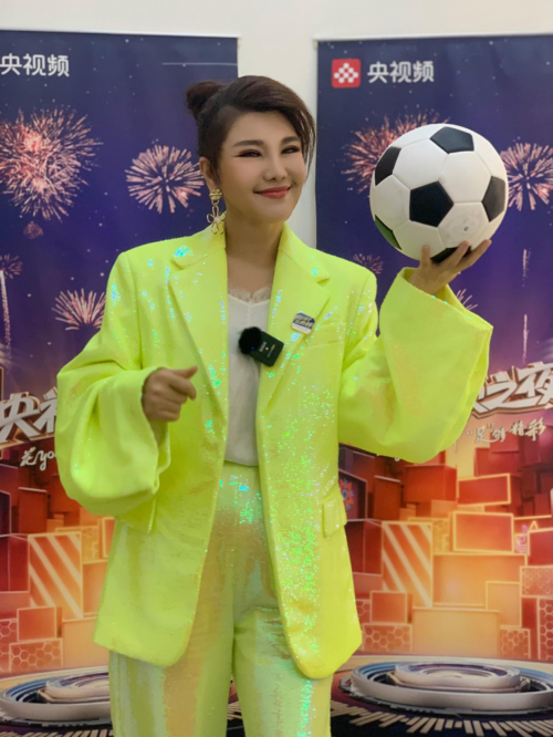 “央视连年之夜” 和乌兰图雅一起为活动员加油 为空想喝彩 世界杯开幕,和乌兰图雅一起“花young不绝 ‘足’够超卓”