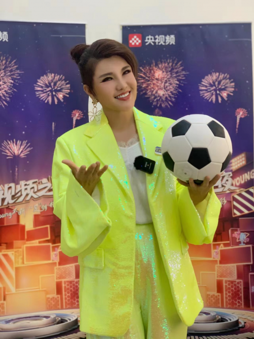 “央视连年之夜” 和乌兰图雅一起为活动员加油 为空想喝彩 世界杯开幕,和乌兰图雅一起“花young不绝 ‘足’够超卓”