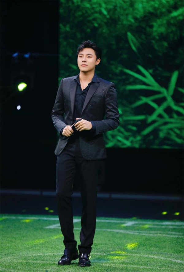 高嘉朗亮相央视 携《少年中国说》喜迎世界杯