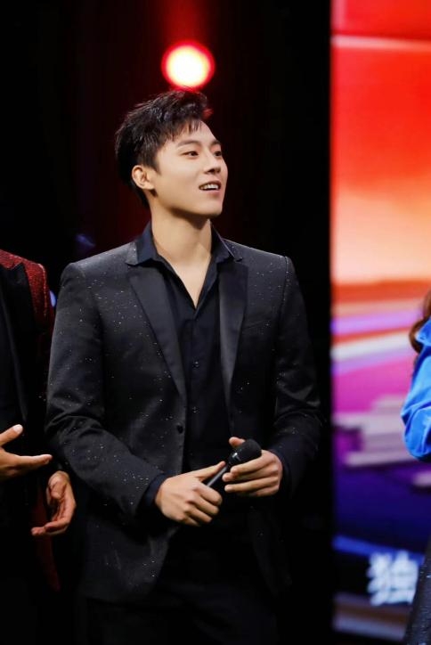 高嘉朗亮相央视 携《少年中国说》喜迎世界杯