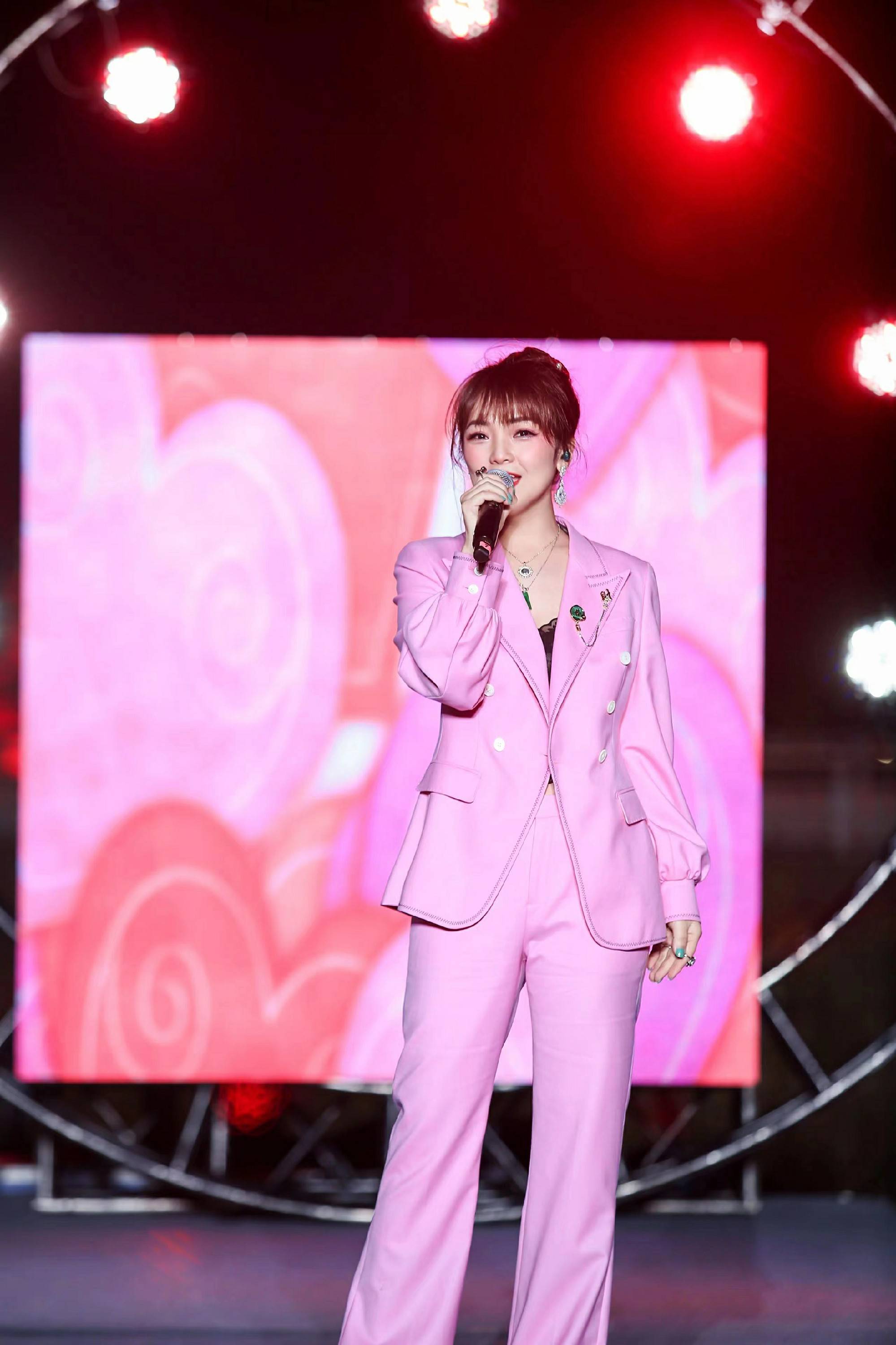 斯琴高丽《神秘的爱人》首次线上发布，戴德粉丝15年陪伴与支持