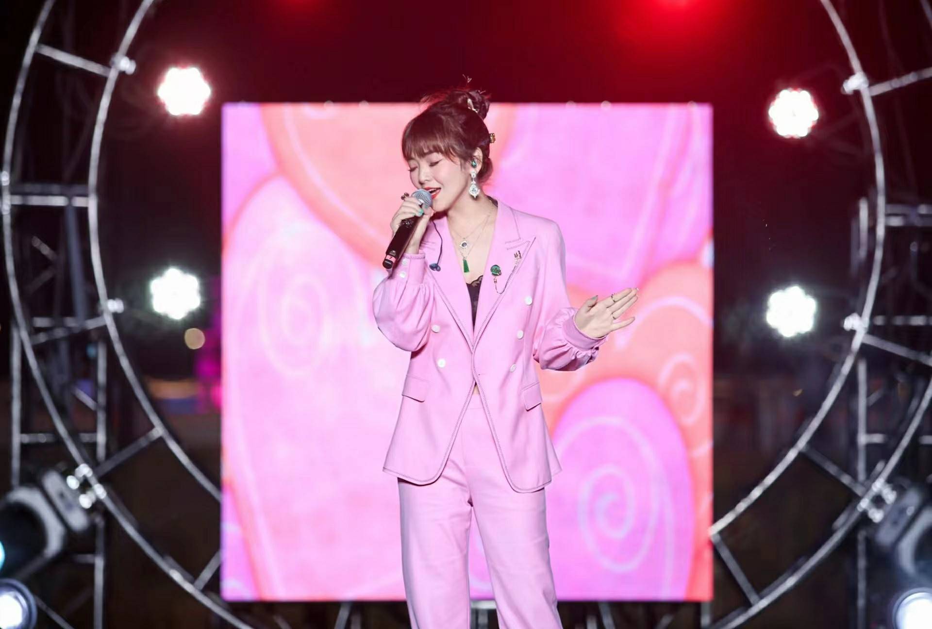 斯琴高丽《神秘的爱人》首次线上发布，戴德粉丝15年陪伴与支持