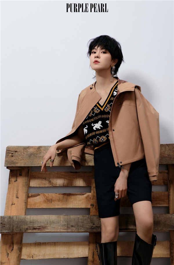 比音勒芬携手郁可唯，呈现生活自在与松弛