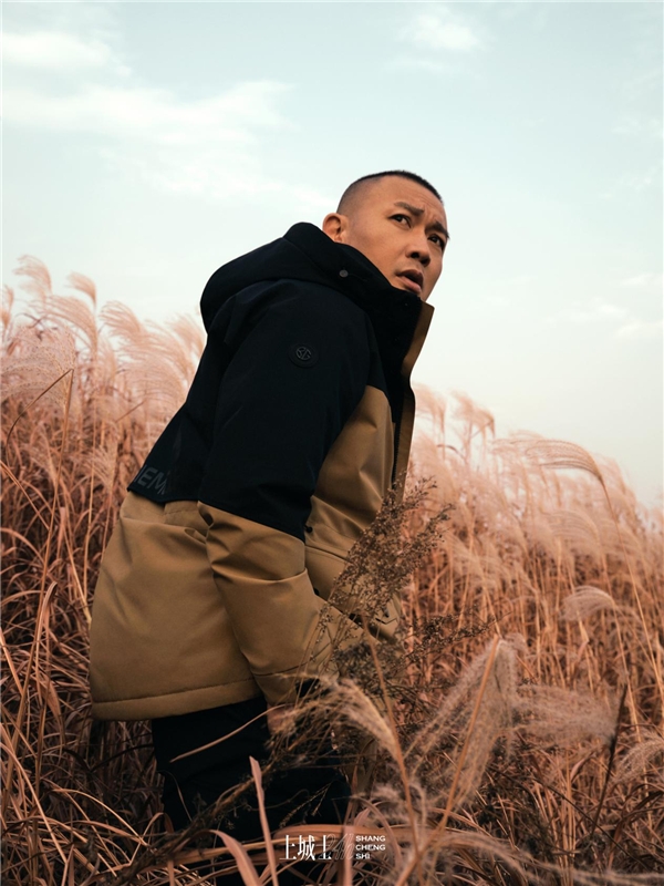 52岁身材管理巨匠刘奕君,与比音勒芬演绎时装大片再现“背影杀”