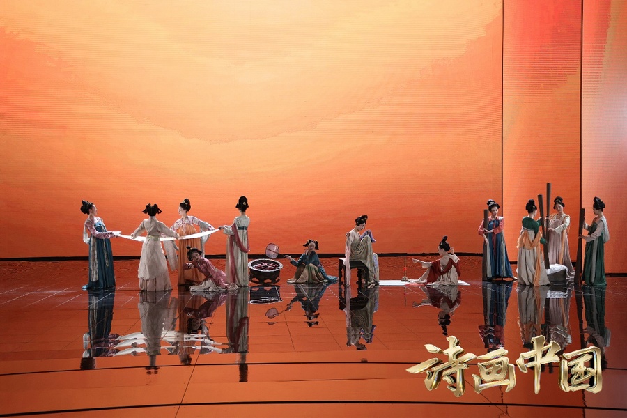 一群人站在雕塑前

低可信度描述已自动生成