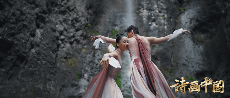 穿着裙子的男人

中度可信度描述已自动生成