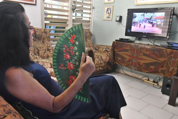 9月22日,“中国影像节”在古巴举行期间,在古巴首都哈瓦那,古巴电影制片人伊莉安娜·普波观看西班牙语中国纪录片《我的乡村故事》。