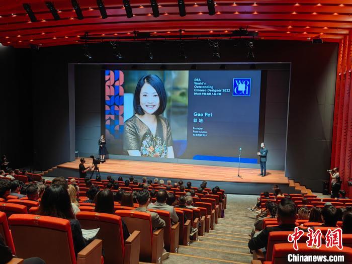 29日，2022年度&ldquo;DFA设计奖&rdquo;颁奖典礼在香港举行。图为&ldquo;DFA世界杰出华人设计师&rdquo;获得者郭培。　刘大炜 摄