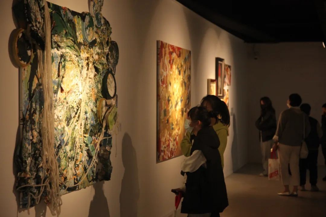 新羽操持·张博源徐依云双人展《走!一起去野泳》亮相上海喜玛拉雅美术馆