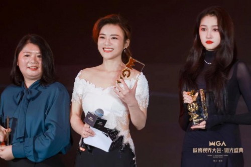 “微博视界大会”亮相太湖,陈辰作为主持人现场领奖