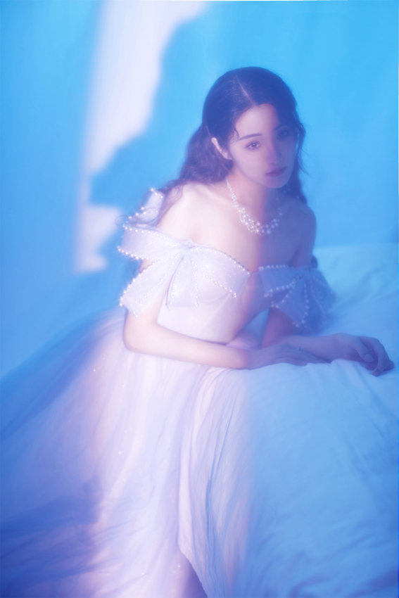 张可盈出席微博视界大会红毯 双蝴蝶束腰长裙出现曼妙身姿