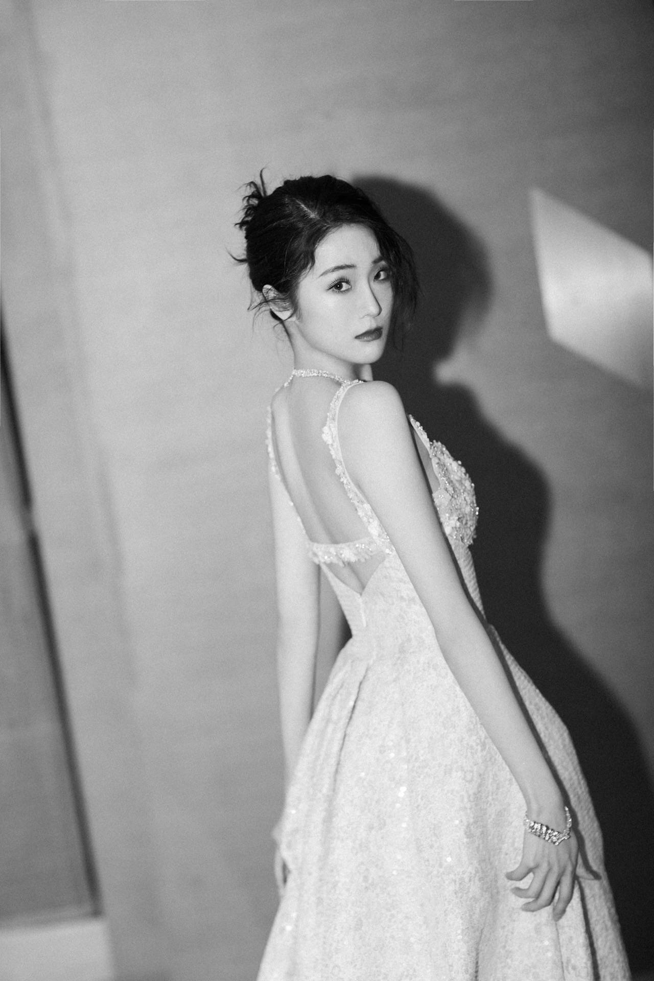 张可盈亮相微博视界大会造型灵动美出圈 “何幸运”有实力未来可期